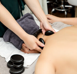 Massage cổ vai gáy đá nóng