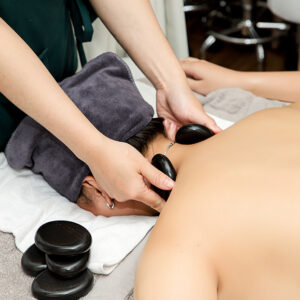 Massage cổ vai gáy đá nóng